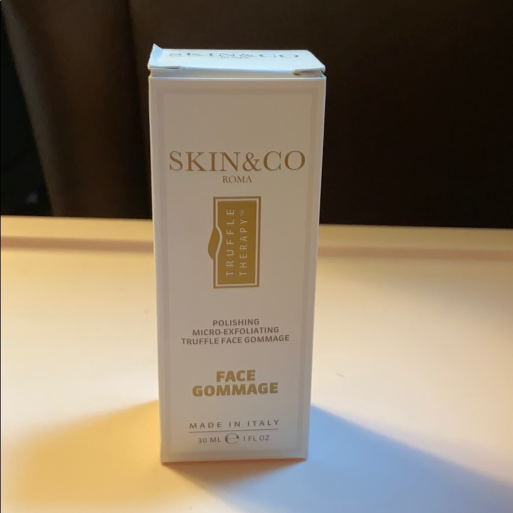 Skin and company face Gommage